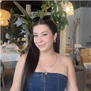 Me considero una persona cercana , dinámica y con vocación para el trato con niños.